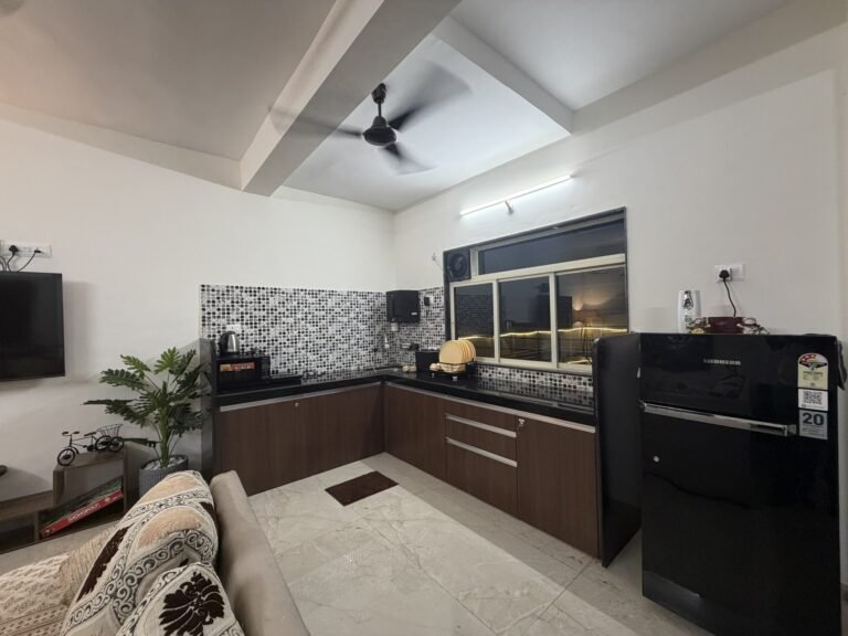 Nandan Villa, Karjat: Kitchenette with fridge, microwave and water purifier