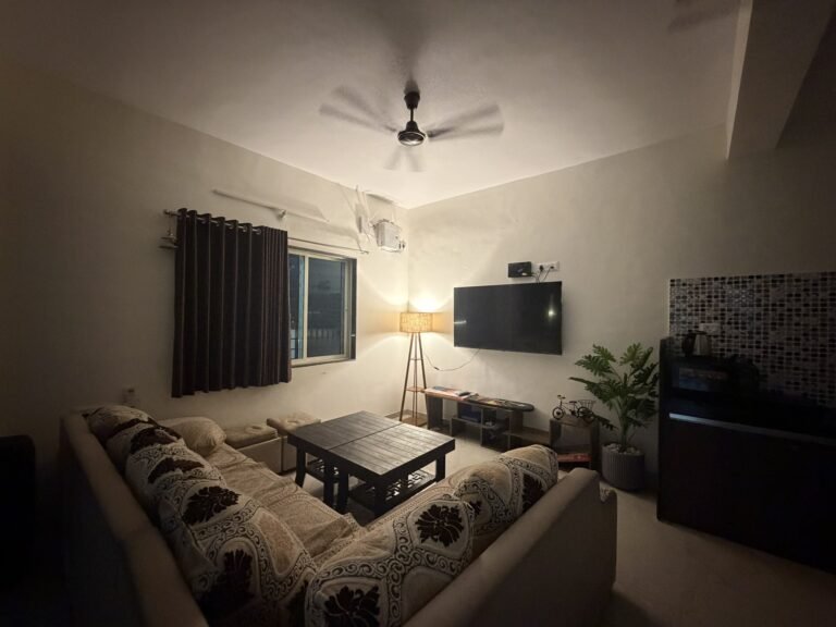 Nandan Villa, Karjat: Lounge with sofa, TV and floor lamp